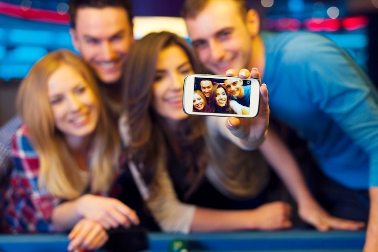 Pengguna meninjau profil akun lewat mobile